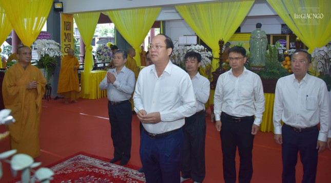 Phó Bí thư Thường trực Thành ủy TP.HCM Nguyễn Hồ Hải cùng phái đoàn dâng hương kính viếng