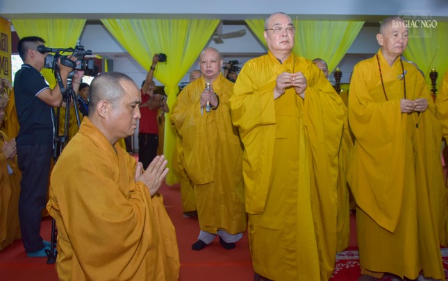 Chư tôn giáo phẩm thắp hương tưởng niệm