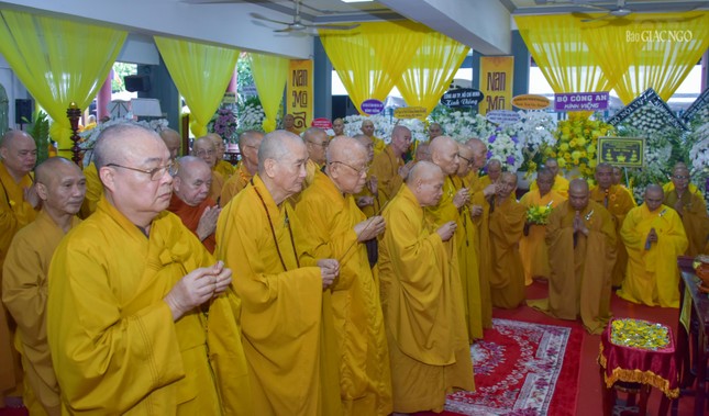 Chư vị giáo phẩm Ban Thường trực Hội đồng Chứng minh, Hội đồng Trị sự thắp hương tưởng niệm