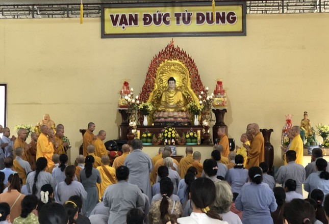 Ban Trị sự H.Vĩnh Cửu hướng dẫn đạo tràng Phật tử cúng dường trường hạ