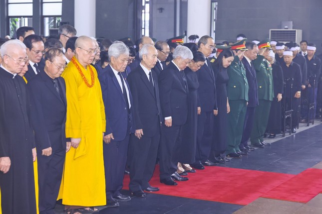 Trưởng lão Hòa thượng Thích Thanh Nhiễu tưởng niệm Tổng Bí thư Nguyễn Phú Trọng tại Nhà tang lễ Quốc gia Trưởng lão Hòa thượng Thích Thanh Nhiễu tưởng niệm Tổng Bí thư Nguyễn Phú Trọng tại Nhà tang lễ Quốc gia