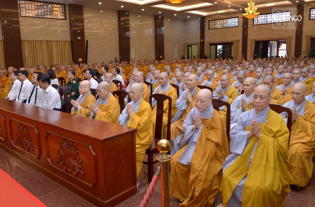 Chư Ni Phân ban Ni giới TP.HCM và đại diện lãnh đạo TP.HCM, Q.10 tham dự