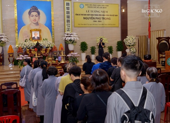 Nhiều người dân TP.HCM đã đến Việt Nam Quốc Tự xếp hàng vào thắp hương tiễn biệt Tổng Bí thư Nguyễn Phú Trọng