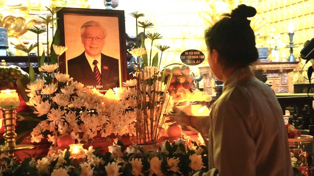 Phật tử thành kính tiễn biệt vị lãnh đạo của đất nước Phật tử thành kính tiễn biệt vị lãnh đạo của đất nước