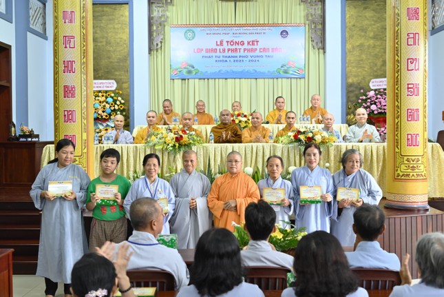 Lớp học có 82 học viên đủ điều kiện được nhận giấy chứng nhận Lớp học có 82 học viên đủ điều kiện được nhận giấy chứng nhận