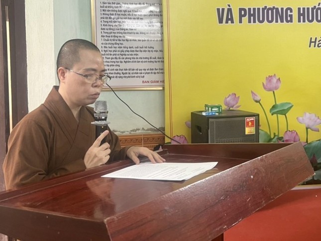 Ni sư Thích Đàm Luyện, Chánh Thư ký Phân ban Ni giới GHPGVN TP.Hà Nội thay mặt Ban Thư ký báo cáo tại hội nghị