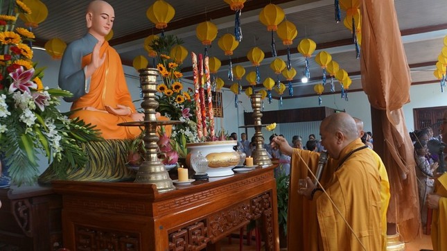 Cử hành nghi thức an vị kim thân Đức Thánh Tổ Đại Ái Đạo - Kiều Đàm Di tại Tổ đường