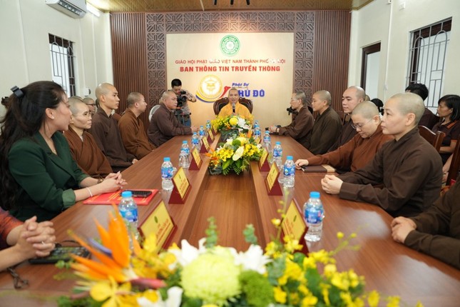 Thượng tọa Thích Đạo Thịnh và chư tôn đức, cư sĩ thành viên Ban Thông tin - Truyền thông GHPGVN TP.Hà Nội có buổi họp thảo luận Phật sự