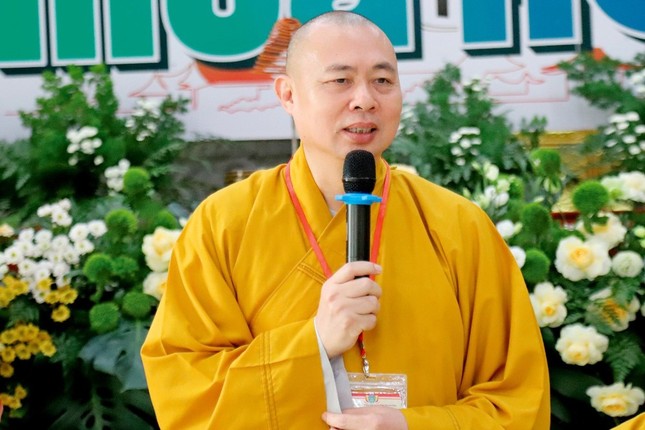 Thượng tọa Thích Tâm Đức sách tấn việc tu học của các bạn trẻ tại khóa tu