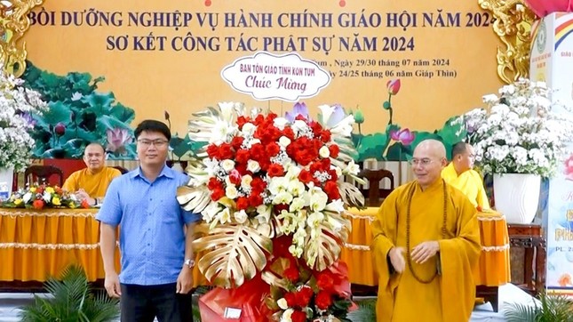 Lãnh đạo Ban Tôn giáo tỉnh Kon Tum tặng hoa chúc mừng hội nghị