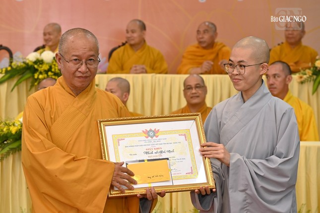 Thượng tọa Thích Trí Định trao giải nhì đến Sư cô Thích nữ Huệ Tịnh Thượng tọa Thích Trí Định trao giải nhì đến Sư cô Thích nữ Huệ Tịnh