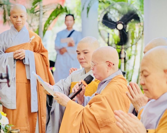 Ni trưởng Thích nữ Như An cung đối trước chư tôn đức dâng lời tri ân, tưởng niệm cố Hòa thượng Ni trưởng Thích nữ Như An cung đối trước chư tôn đức dâng lời tri ân, tưởng niệm cố Hòa thượng