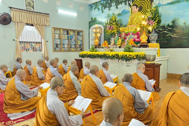 Chư Ni trì tụng khóa lễ cúng dường Chư Ni trì tụng khóa lễ cúng dường