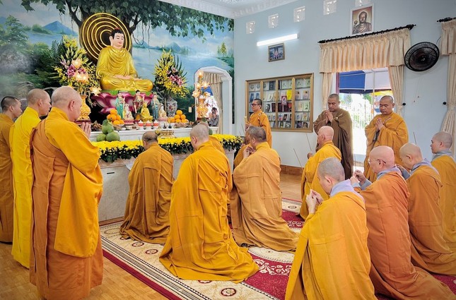 Chư tôn đức Tăng Ni dâng hương cúng dường Giác linh Hòa thượng Thích Hồng Đạo Chư tôn đức Tăng Ni dâng hương cúng dường Giác linh Hòa thượng Thích Hồng Đạo