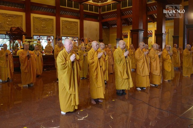 Chư Tăng vân tập định kỳ thính giới, cùng nhắc nhở nhau về giới pháp của hành giả xuất gia Chư Tăng vân tập định kỳ thính giới, cùng nhắc nhở nhau về giới pháp của hành giả xuất gia