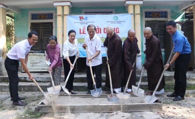 Đại diện các đơn vị, chính quyền địa phương thực hiện khởi công xây &quot;nhà nhân ái&quot;