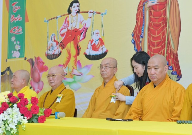 Phật tử cài hoa hồng Vu lan Phật tử cài hoa hồng Vu lan