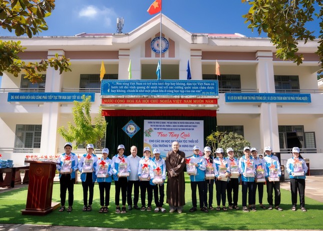 Thượng tọa Thích Lệ Quang trao quà đến Trường Trung học Cơ sở Trần Hưng Đạo Thượng tọa Thích Lệ Quang trao quà đến Trường Trung học Cơ sở Trần Hưng Đạo