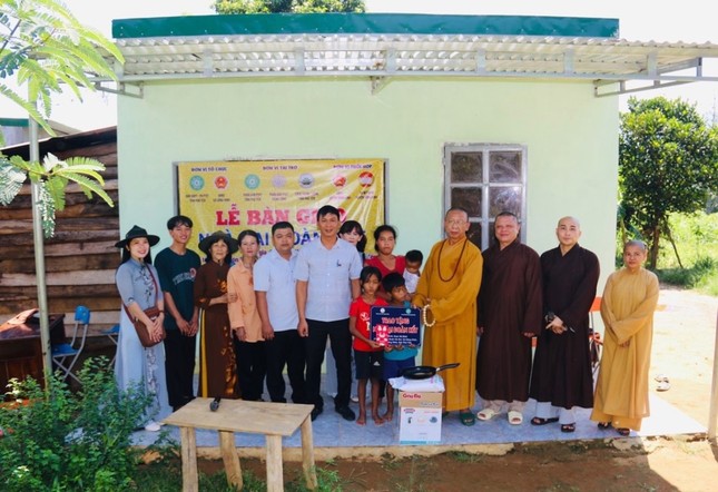 Chư tôn đức bàn giao nhà tới gia đình Ksor Hờ Ninh Chư tôn đức bàn giao nhà tới gia đình Ksor Hờ Ninh