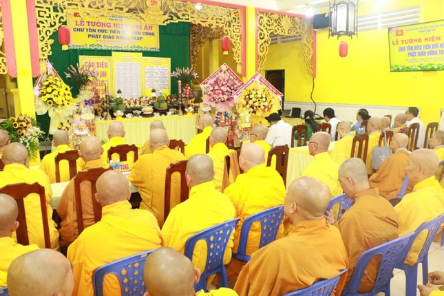 Chư tôn đức và lãnh đạo các cơ quan tham dự