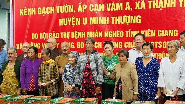 Đoàn trao 100 phần quà chia sẻ với bà con địa phương - Ảnh: T.Q