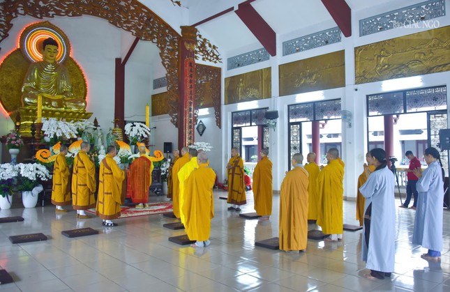 Khóa lễ cúng ngọ tại chánh điện Khóa lễ cúng ngọ tại chánh điện