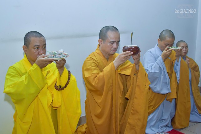 Đại diện môn đồ pháp quyến dâng phạn thực cúng dường Đại diện môn đồ pháp quyến dâng phạn thực cúng dường