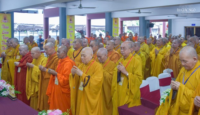 Chư tôn giáo phẩm Hội đồng Chứng minh, Hội đồng Trị sự, Ban, Viện T.Ư, Ban Trị sự tỉnh thành đã thắp nén tâm hương tưởng niệm Giác linh Hòa thượng Thích Huệ Trí Chư tôn giáo phẩm Hội đồng Chứng minh, Hội đồng Trị sự, Ban, Viện T.Ư, Ban Trị sự tỉnh thành đã thắp nén tâm hương tưởng niệm Giác linh Hòa thượng Thích Huệ Trí