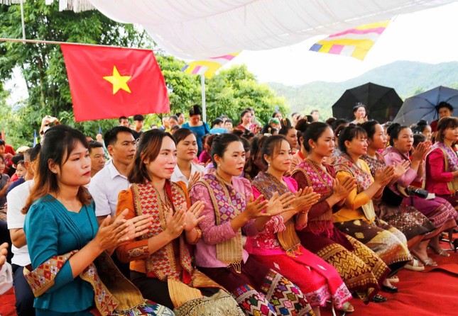 Đồng bào các dân tộc địa phương tham dự Đồng bào các dân tộc địa phương tham dự