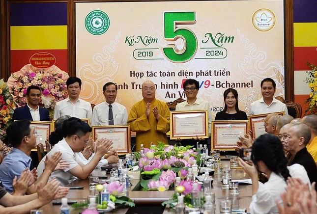 Ban Thường trực Hội đồng Trị sự tặng Bằng tuyên dương Công đức những các cá nhân, tập thể