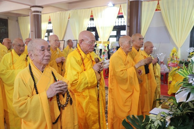 chư tôn giáo phẩm thắp hương tưởng niệm Trưởng Hòa thượng Thích Đức Nghi chư tôn giáo phẩm thắp hương tưởng niệm Trưởng Hòa thượng Thích Đức Nghi