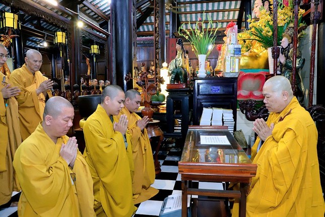 Hành giả tổ đình Hội Khánh tác pháp Tự tứ mãn hạ