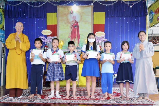 Hòa thượng Thích Chơn Không trao thưởng đến học sinh cấp 1