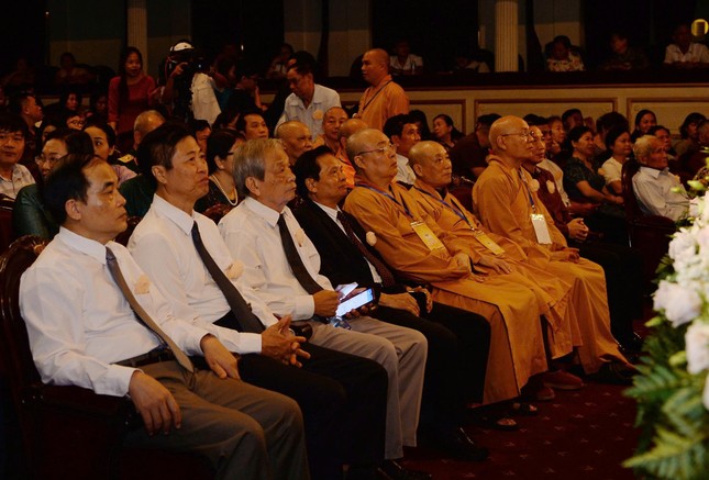 Chư tôn đức cùng khách quý tham dự chương trình Chư tôn đức cùng khách quý tham dự chương trình