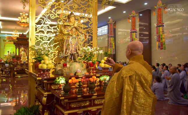 Hòa thượng Thích Lệ Trang sái tịnh đàn tràng