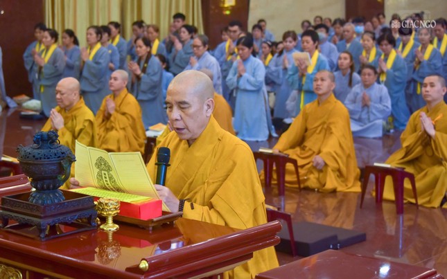 Thượng tọa Thích Quảng Chơn, Trưởng ban Nghi lễ GHPGVN TP.HCM tuyên sớ cầu nguyện