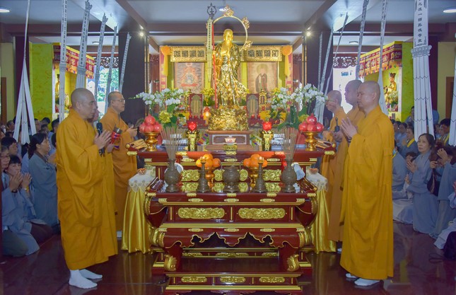 Thượng tọa Thích Quảng Chơn cùng Ban Nghi lễ cúng Phật