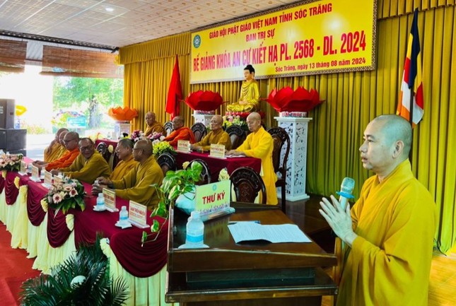 Đại đức Thích Thiện Nguyện báo cáo tổng kết hoạt động của 2 trường hạ