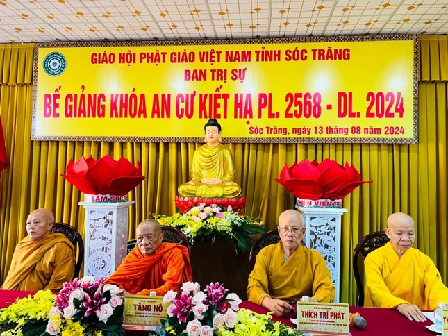 Chư tôn Trưởng lão chứng minh buổi lễ