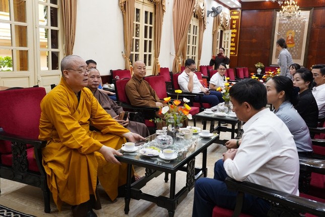 Trưởng lão Hòa thượng Thích Thanh Nhiễu tiếp thân mật phái đoàn