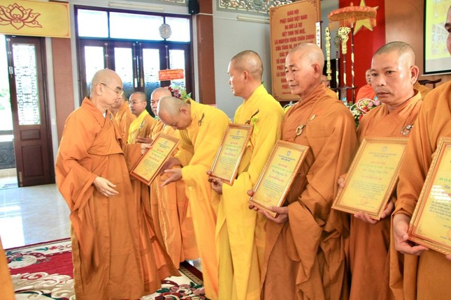 Thượng tọa Thích Tỉnh Cường tặng Bằng tuyên dương công đức đến cá nhân, tập thể
