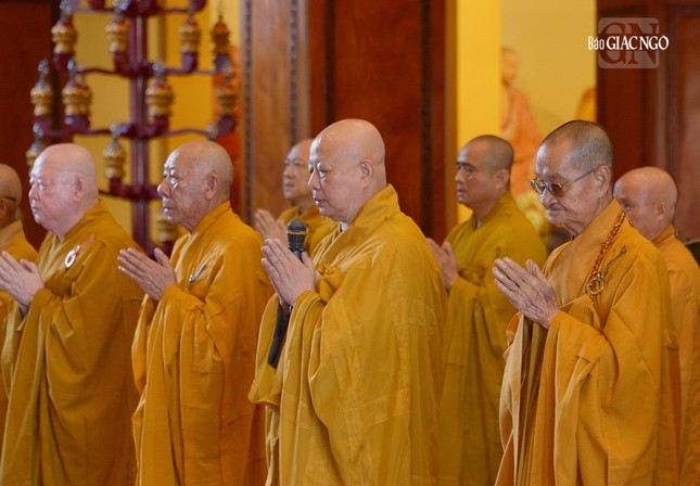Hòa thượng Thích Lệ Trang cung thỉnh nhị vị Trưởng lão Tỳ-kheo cử hành nghi thức đối thú Tự tứ Hòa thượng Thích Lệ Trang cung thỉnh nhị vị Trưởng lão Tỳ-kheo cử hành nghi thức đối thú Tự tứ