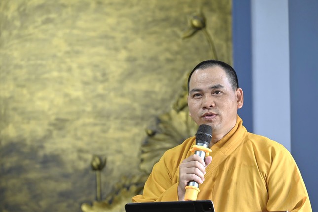 Thượng tọa Thích Thiện Thông phát biểu tại lễ bế giảng khóa an cư Thượng tọa Thích Thiện Thông phát biểu tại lễ bế giảng khóa an cư