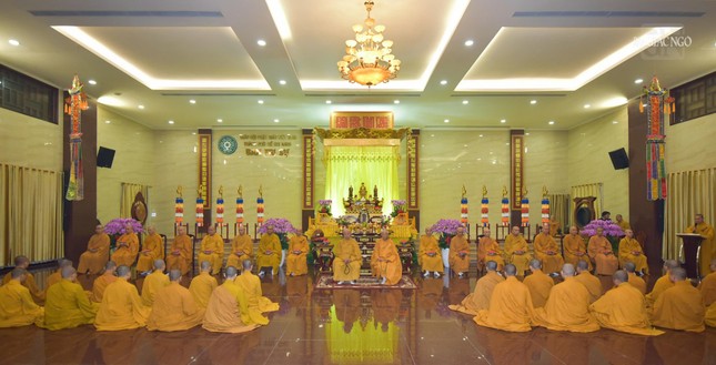 Chư tôn đức tham dự lễ phóng liên đăng trong Pháp hội Vu lan tại Việt Nam Quốc Tự