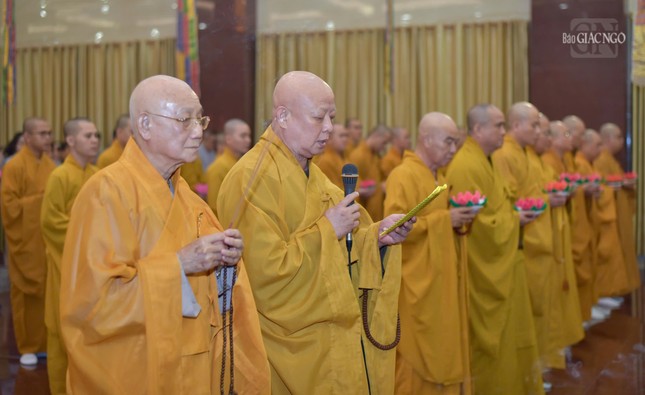 Trưởng lão Hòa thượng Thích Minh Thông; Hòa thượng Thích Lệ Trang niêm hương chư Phật, cầu nguyện tại Pháp hội Vu lan