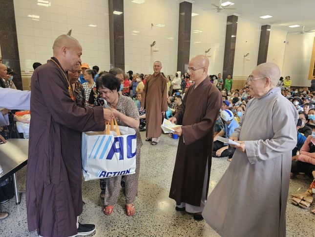 Tại chùa Phổ Quang, Ban Từ thiện xã hội GHPGVN TP.HCM trao 600 phần quà chia sẻ với bà con trên địa bàn Q.Tân Bình Tại chùa Phổ Quang, Ban Từ thiện xã hội GHPGVN TP.HCM trao 600 phần quà chia sẻ với bà con trên địa bàn Q.Tân Bình