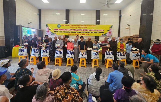 Buổi trao quà tại chùa Phổ Quang, Q.Tân Bình Buổi trao quà tại chùa Phổ Quang, Q.Tân Bình