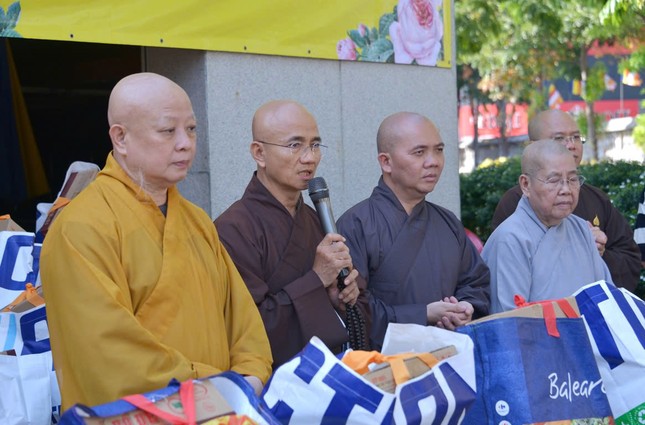 Thượng tọa Thích Thiện Quý có lời chia sẻ đến bà con trong buổi trao quà từ thiện Thượng tọa Thích Thiện Quý có lời chia sẻ đến bà con trong buổi trao quà từ thiện