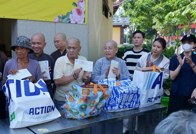 Buổi trao quà tại Việt Nam Quốc Tự Buổi trao quà tại Việt Nam Quốc Tự