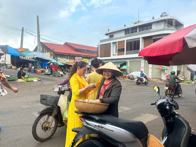 Nụ cười hoan hỷ khi được cài hoa hồng trên áo